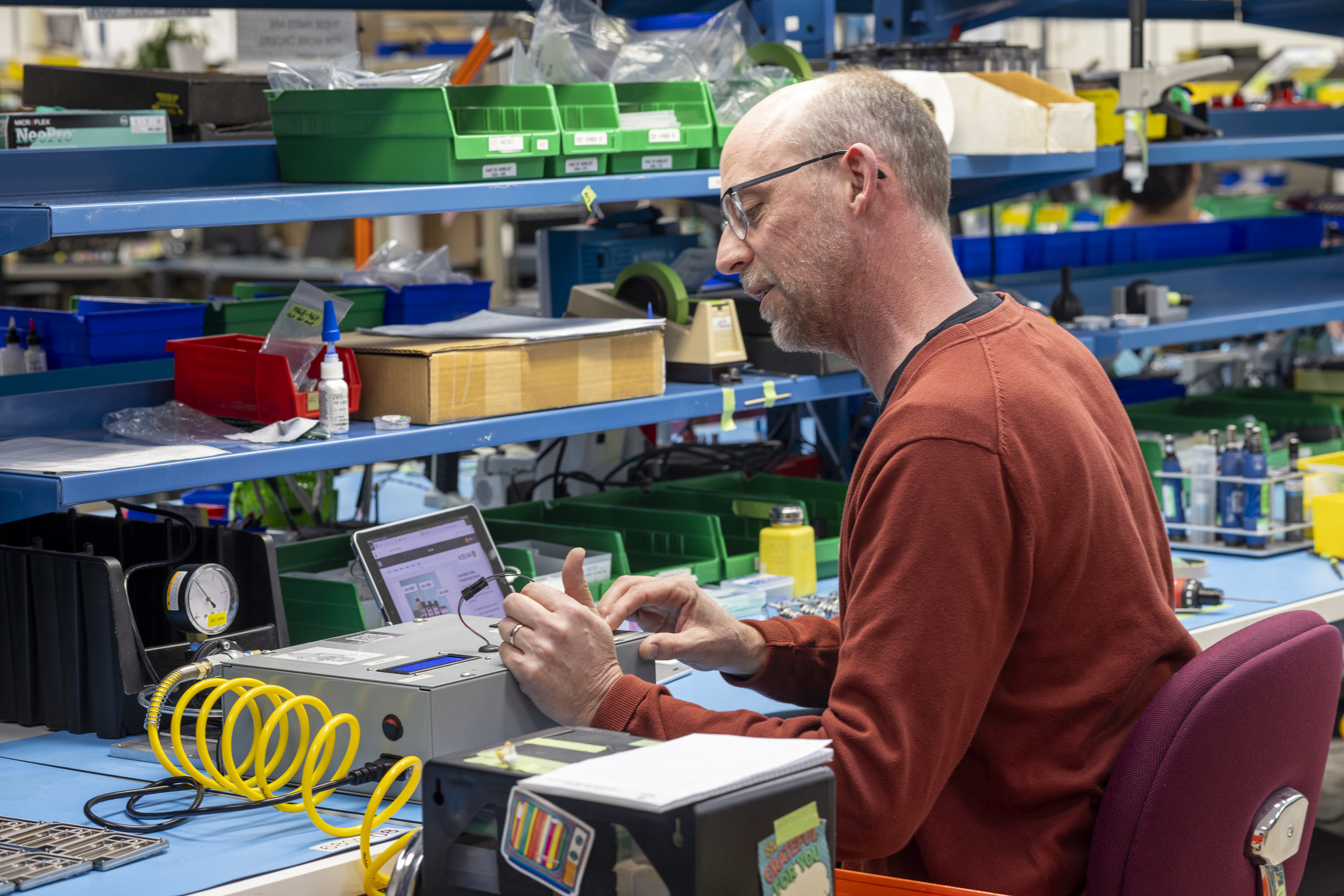 Operator at LICOR Environmental Sciences uses PICO's worker guidance for assembly